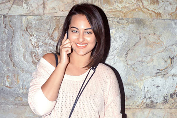 sonakshi-sinha-phone